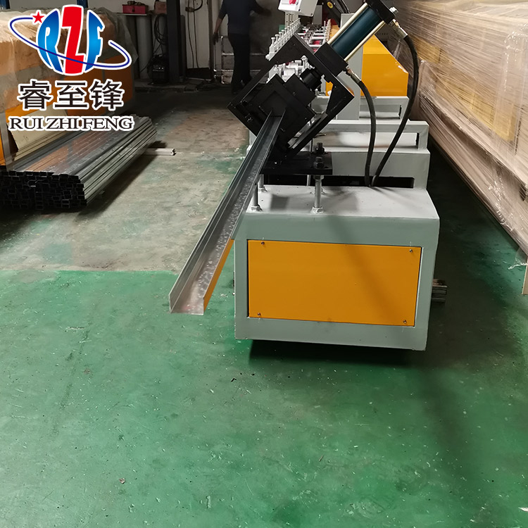 U型槽鋼機（三）